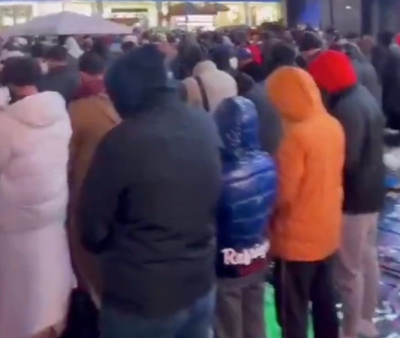 Times Meydanı'nda 2026'nın ilk teravih namazı kılındı