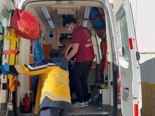 Bolu'da otopark tuvaletinde hareketsiz bulunan şahıs hastaneye kaldırıldı