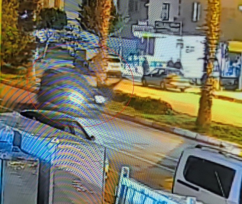 Antalya'da teravih namazına giden yaşlı kadına otomobilin çarptığı anlar