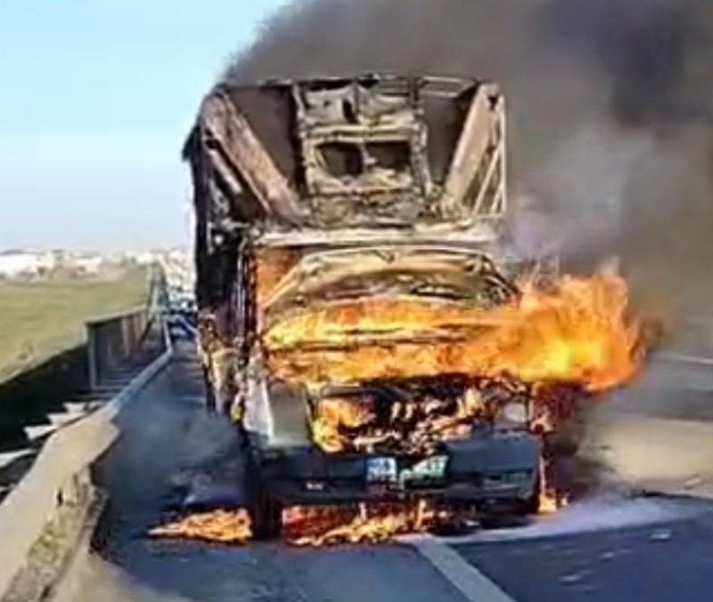 Tekirdağ’da seyir halindeki kamyonette yangın