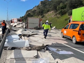 TEM’de çifte tır kazası: İstanbul yönü kilitlendi
