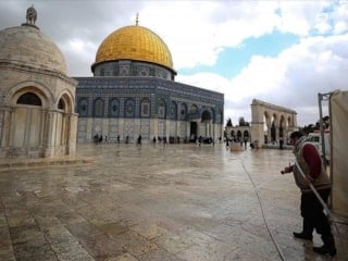 Kısıtlamalara rağmen Filistinliler ilk cuma namazında Mescid-i Aksa’da buluştu