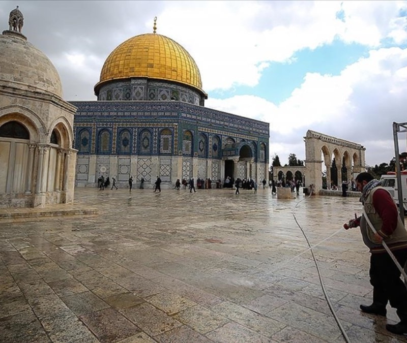 Kısıtlamalara rağmen Filistinliler ilk cuma namazında Mescid-i Aksa’da buluştu