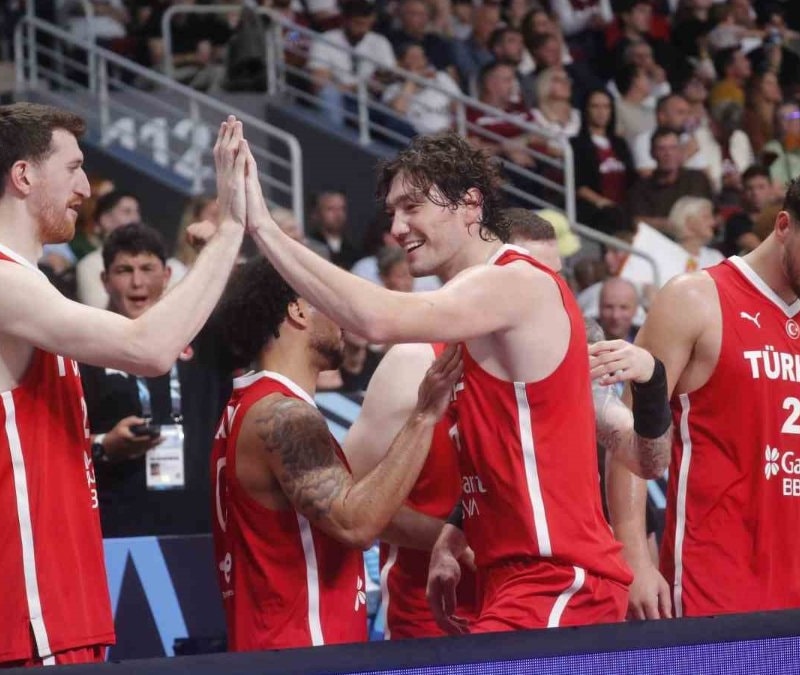 12 Dev Adam, güç sıralamasında ilk sırada