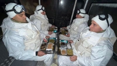 Mehmetçik, Ramazan'ın ilk iftarını görevi başında yaptı