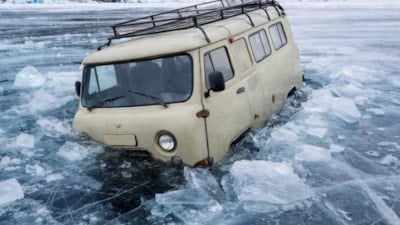 Baykal Gölü'nde buz kırıldı, turistleri taşıyan araç suya düştü: 8 ölü