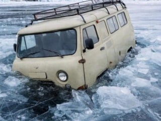 Baykal Gölü'nde buz kırıldı, turistleri taşıyan araç suya düştü: 8 ölü