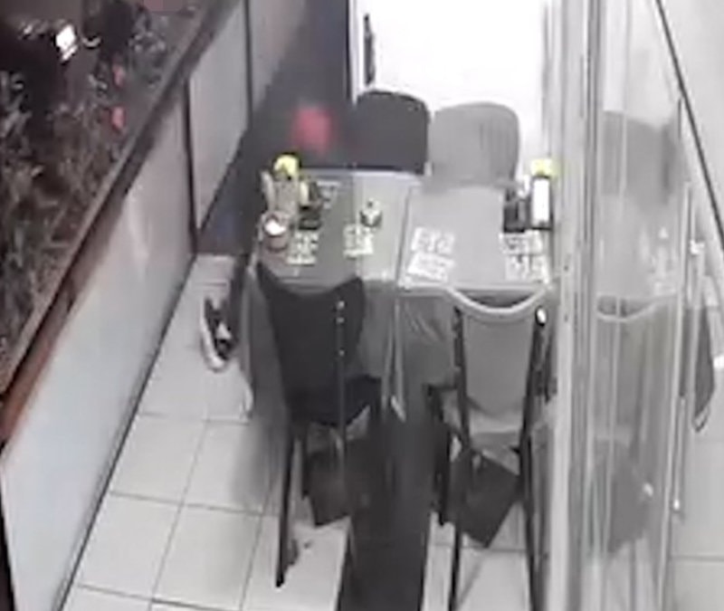 Kocaeli’de kebapçıya silahlı saldırı düzenlendi: Görüntüler ortaya çıktı