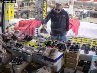 Elazığ'da ayakkabı hırsızlığı kamerada: Önce beğendi sonra poşete koydu