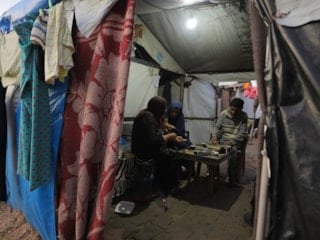 Gazzeli aile iftarını yıkılan evlerinin enkazında yaptı