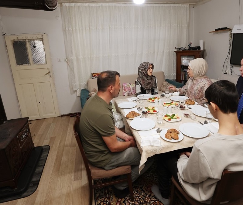 Cumhurbaşkanı Erdoğan, İstanbul'da bir ailenin iftar masasına konuk oldu