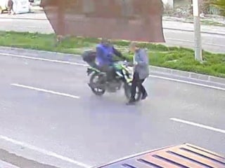 Adana'da motosikletin çarptığı yaya yaralandı