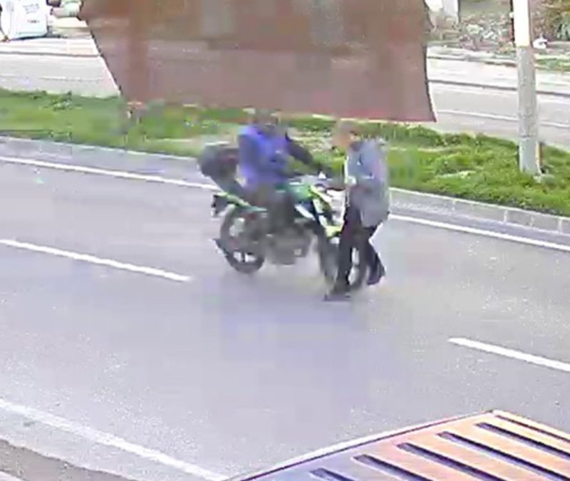 Adana'da motosikletin çarptığı yaya yaralandı