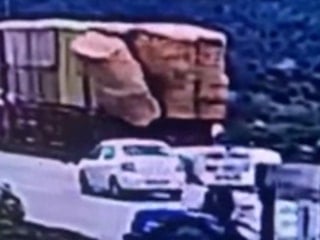 İzmir'de tırdan düşen saman balyalarının altında kalan kişi can verdi