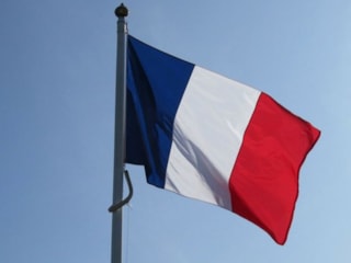 Fransa'da kışlada başından vurulan asker öldü