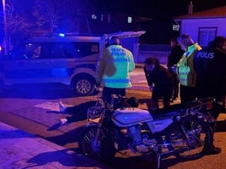 Erzincan'da motosiklet kazası: Sürücü asfalt zemine çakıldı