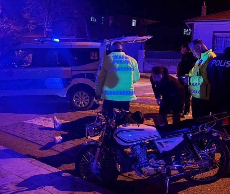 Erzincan'da motosiklet kazası: Sürücü asfalt zemine çakıldı