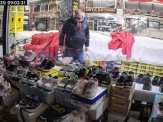 Elazığ'da bir mağazadan mont diğerinden ayakkabı çalan arsız hırsız kamerada