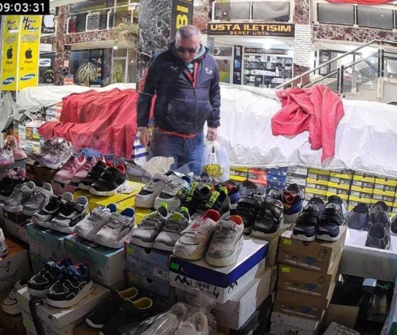 Elazığ'da bir mağazadan mont diğerinden ayakkabı çalan arsız hırsız kamerada