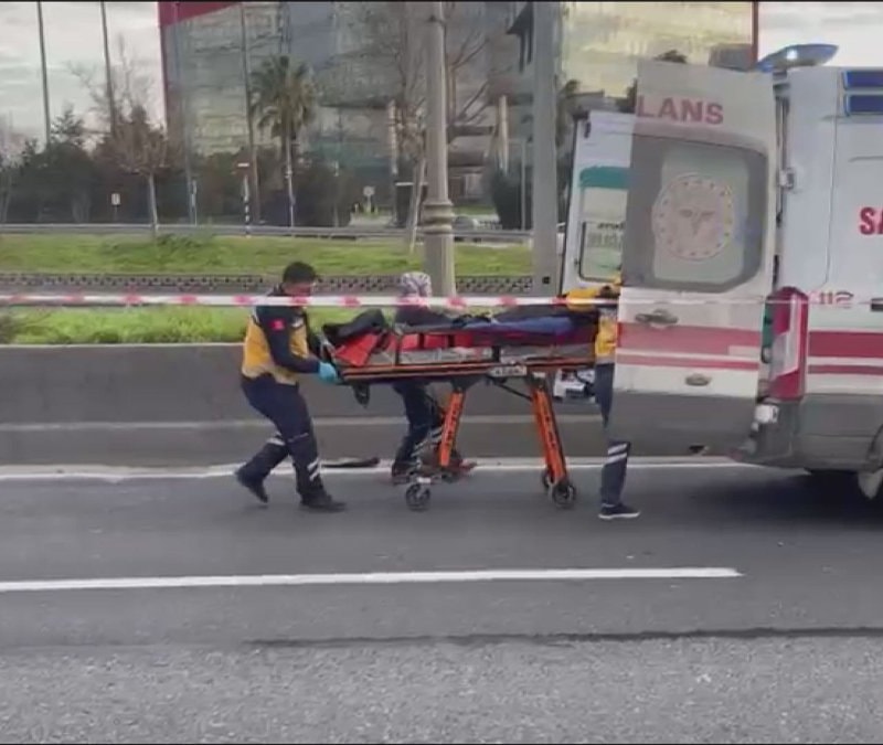 İstanbul'da aracından inen kamyonet şoförü, otomobil çarpması sonucu hayatını kaybetti