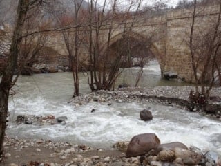 Malatya'da sağanak ve kar yağışı dereleri taşırdı
