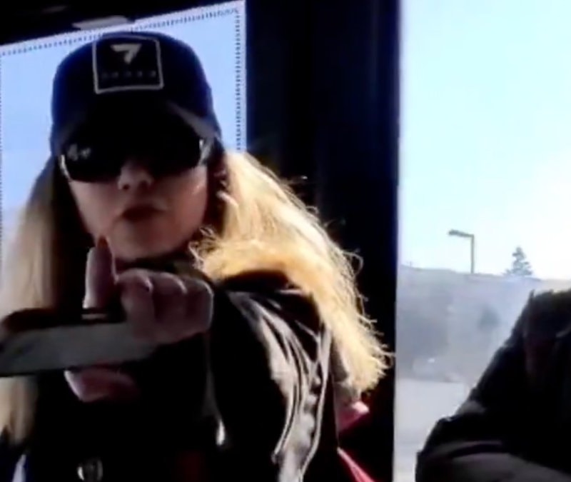 İETT otobüsünde iki kadının köpek kavgası: Hava almayan beynine hava sokarım