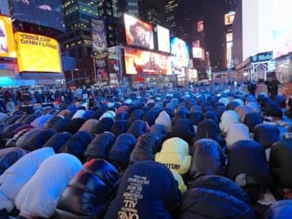 New York'da Ramazan çoşkusu: Binlerce Müslüman iftar için Times Meydanı'nda buluştu