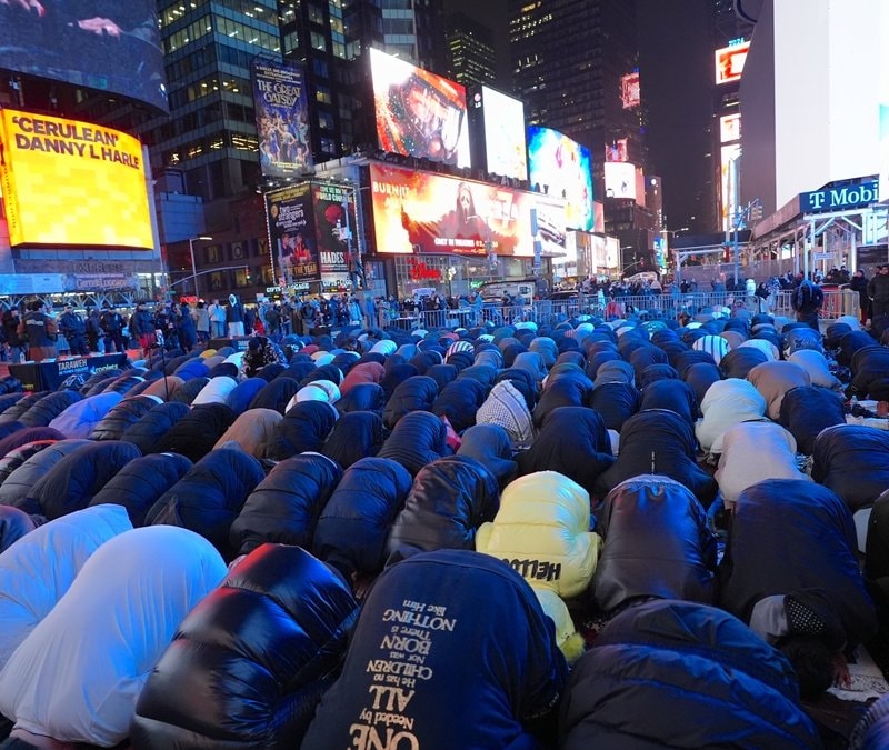 New York'da Ramazan çoşkusu: Binlerce Müslüman iftar için Times Meydanı'nda buluştu