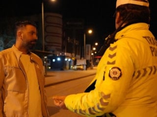 Denizli'de polisten 'bir babalık yap' diye yardım isteyen alkollü sürücüye ceza yağdı