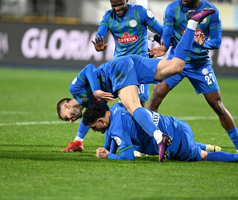 Rizesporlu futbolcular, Samet Akaydin'i gol attığına pişman etti