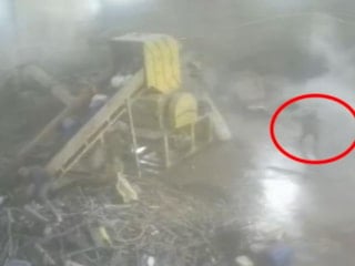 Bursa'da 20 tonluk su varili devrildi: Kaynak ustası son anda kurtuldu