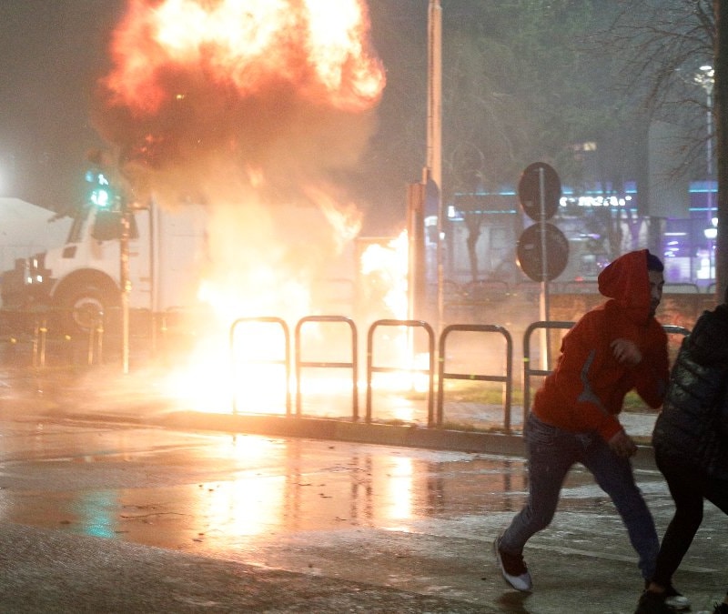 Arnavutluk'ta halk, hükümet karşıtı eylem düzenledi