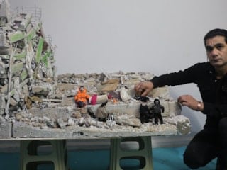 Hatay'da enkaz altında kalan kızının elinin bırakmayan babayı minyatürize ett