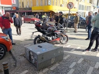 Antalya'da otomobil ile çarpışan motosikletlinin savrulduğu anlar kamerada