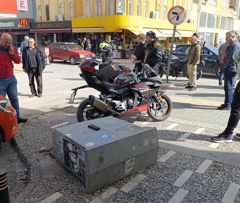 Antalya'da otomobil ile çarpışan motosikletlinin savrulduğu anlar kamerada