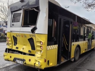 İstanbul'da İETT otobüsleri birbirine girdi: 3 araç birden kazaya karıştı