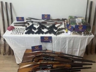 Manisa'da çok sayıda silah ve tarihi eser ele geçirildi