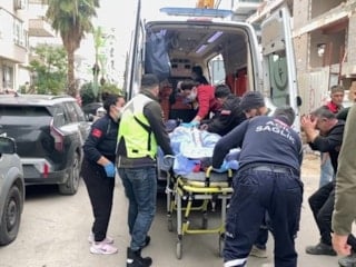 Antalya'da 5 katlı inşaatın çatı katından düşen genç hayatını kaybetti