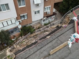 İzmir'de istinat duvarı çöktü: Apartman sakinleri 3 haftadır çözüm bekliyor