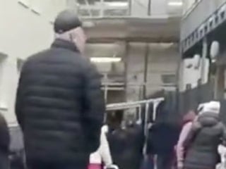 Almanya’da yaşayan gurbetçi, gıda yardımı için sırada bekleyenleri paylaştı