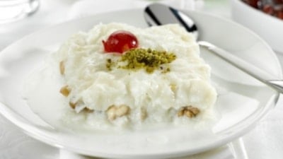 Herkes gül suyu sanıyor ama...İşte güllaç sütünün püf noktası!