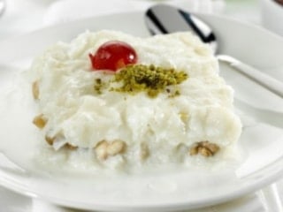 Herkes gül suyu sanıyor ama...İşte güllaç sütünün püf noktası!