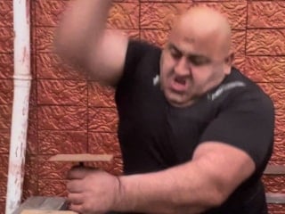 Yumruklarıyla demir çakan Azerbaycanlı