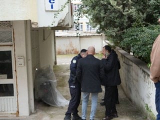 Antalya'da çay içmek için geldiği dükkanın açılmasını beklerken hayatını kaybetti