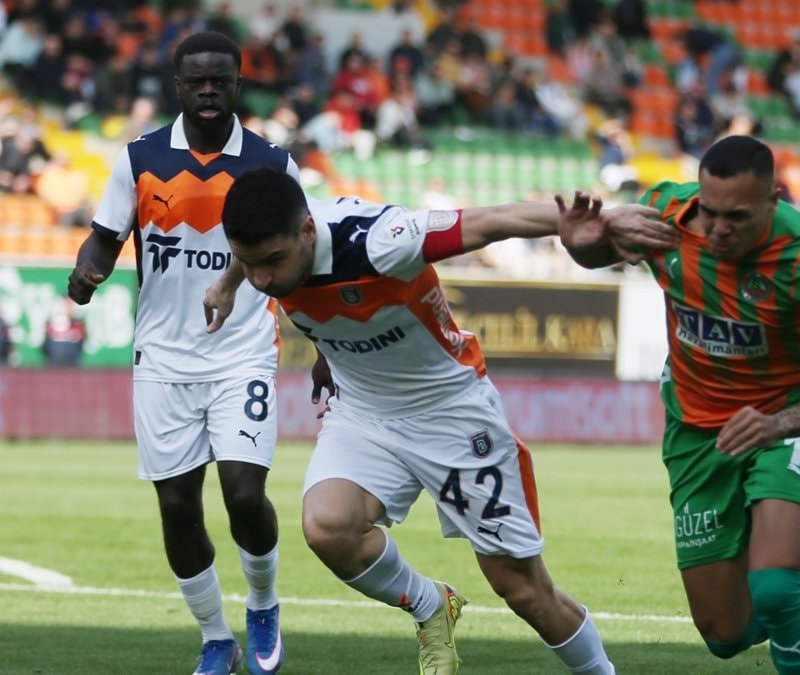 Başakşehir, Alanyaspor'u iki golle geçti