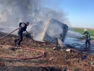 Şanlıurfa'da devrilen yakıt yüklü tır alevlere teslim oldu