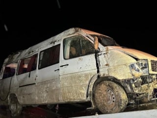 Uşak'ta işçi servisi şarampole devrildi: 17 yaralı