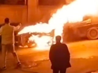 İstanbul'da park halindeki otomobil alev alev yandı