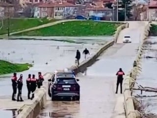 Edirne'de iki şahıs suya düşme tehlikesi atlattı