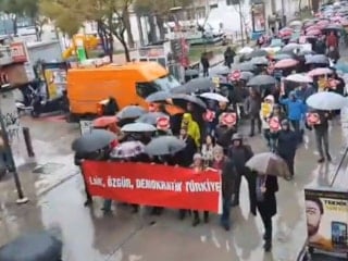 İzmir'de Ramazan genelgesine tepki için laiklik yürüyüşü yapıldı